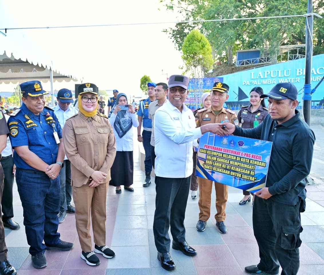 7c171c76-4671-49a3-86b9-99dceba39df8 Walikota Kendari Apresiasi Kejaksaan Telah Menerbitkan Sertifikat e-Pas Untuk Nelayan