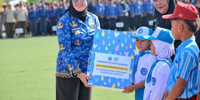 Hari Kesaktian Pancasila, Walikota Kendari Serahkan Bantuan Beasiswa TK, SD dan SMP