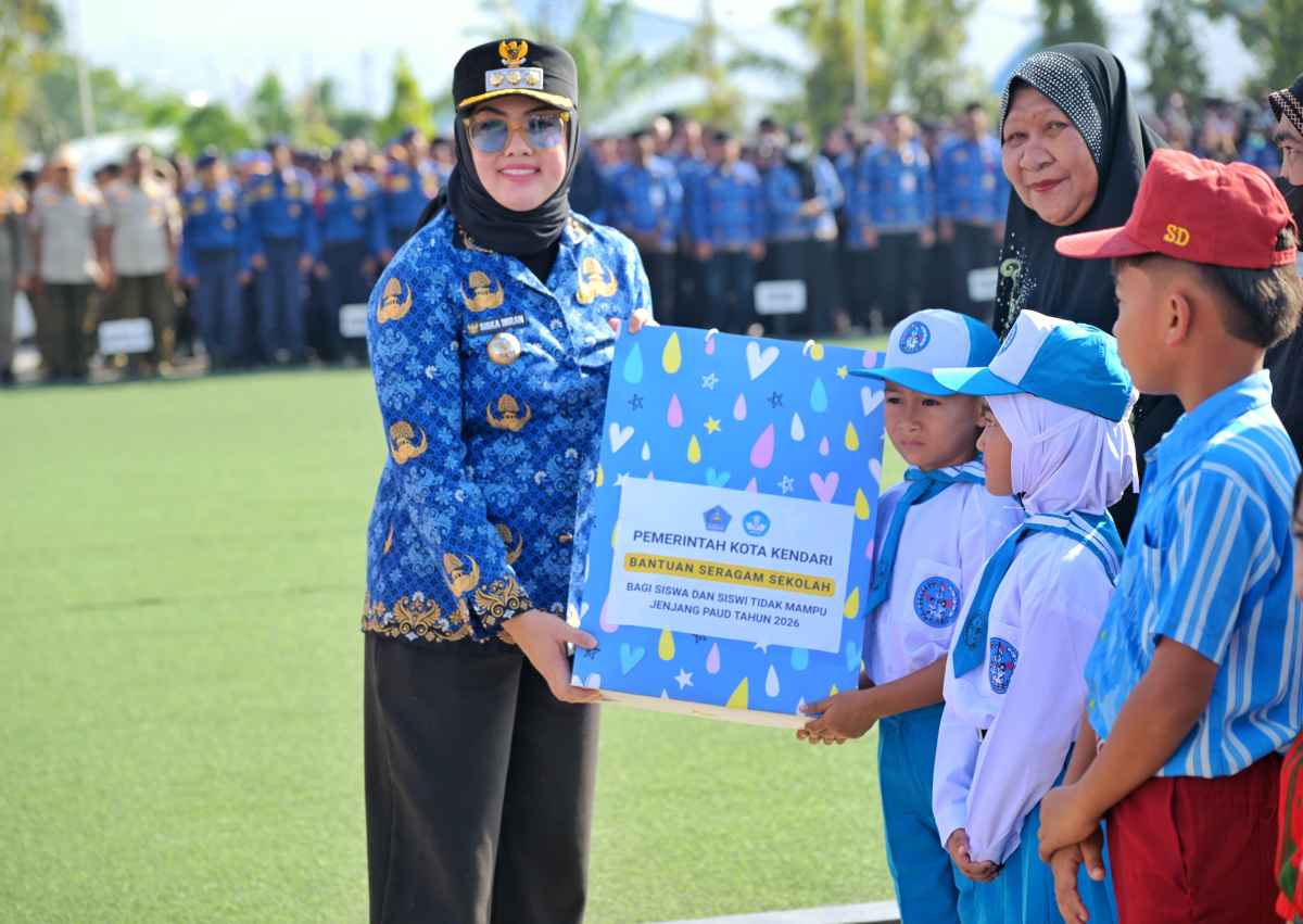 Hari Kesaktian Pancasila, Walikota Kendari Serahkan Bantuan Beasiswa TK, SD dan SMP
